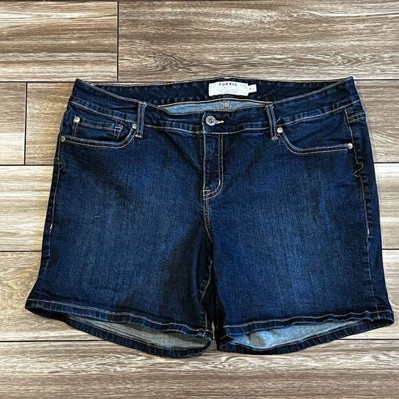 Torrid Classic Skinny Short - Vintage Stretch Dark Wash Size 18 - Picture 1 of 4